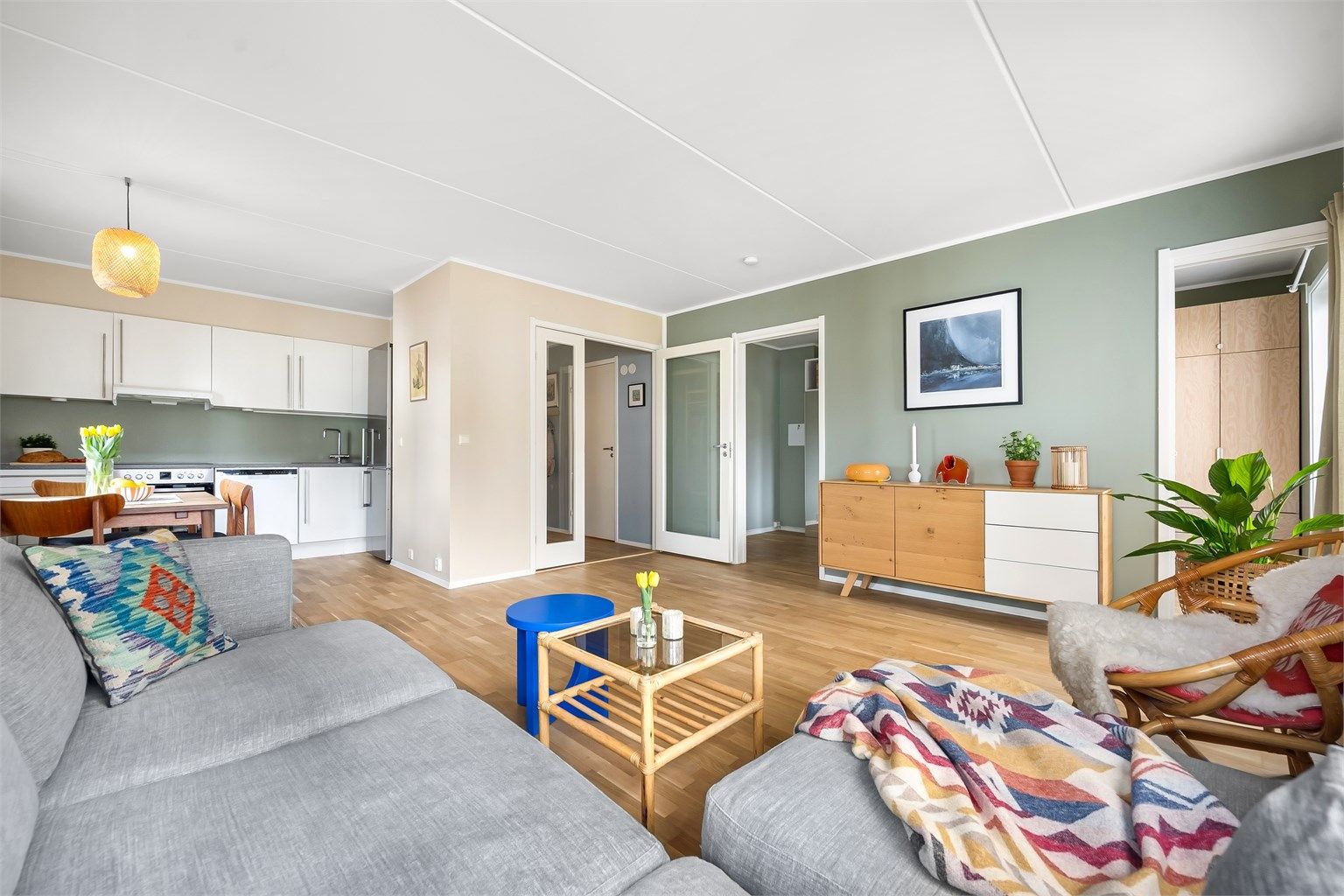 Leilighetens planløsning gir en fin flyt mellom de ulike sonene.