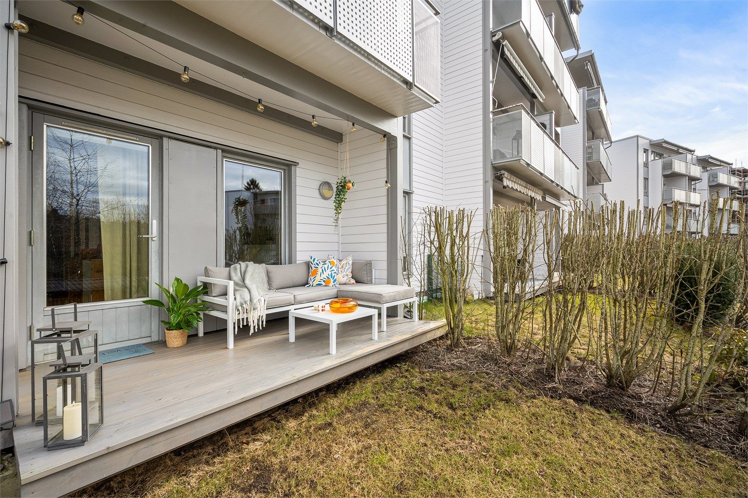 Fra stuen er det direkte utgang til den private og delvis overbygde uteplassen.