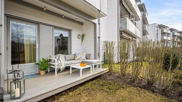 Fra stuen er det direkte utgang til den private og delvis overbygde uteplassen.