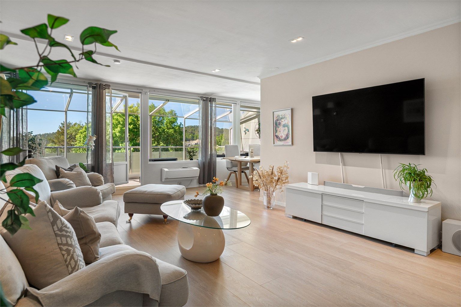 En moderne, romslig 4-roms terrasseleilighet med flott utsikt, vestvendt balkong og en flott tilbaketrukket beliggenhet i attraktive Tjønnveien Borettslag