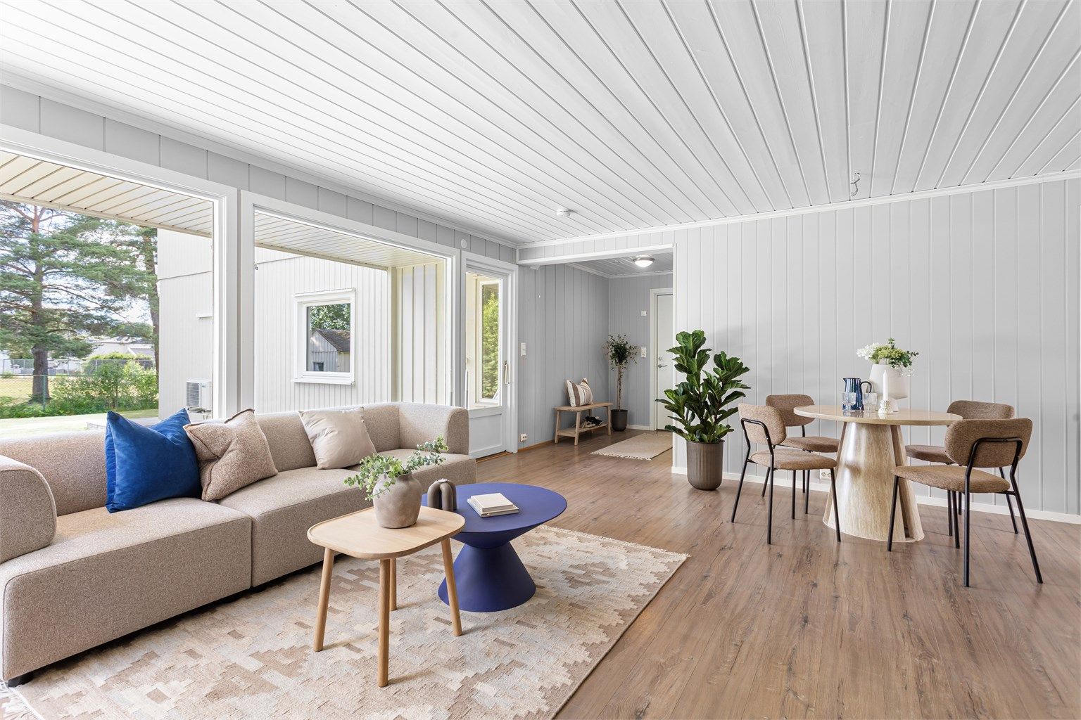 Utgang fra stuen til uteplass på delvis overbygget terrasse
