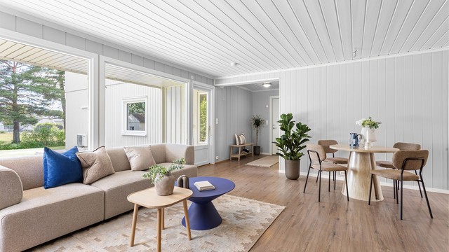 Utgang fra stuen til uteplass på delvis overbygget terrasse