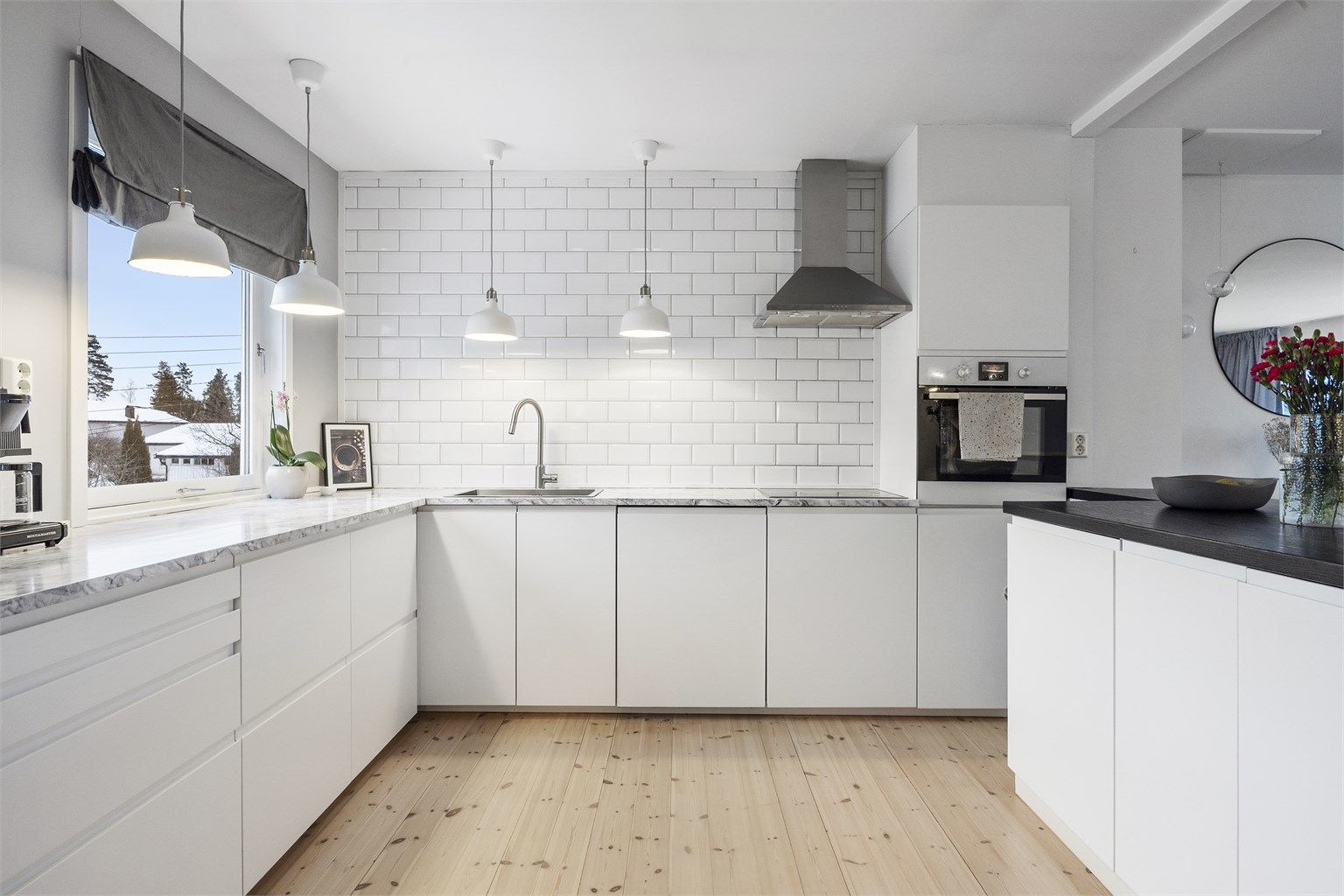 Kjøkkeninnredning med integrert oppvaskmaskin, stekeovn og platetopp. 