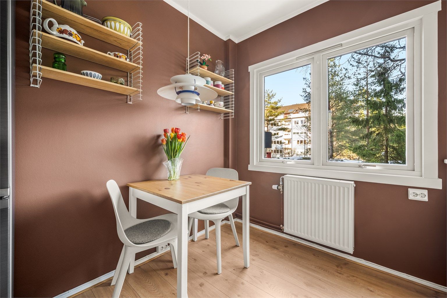 Ved vinduet er det naturlig plass for et lite spisebord.