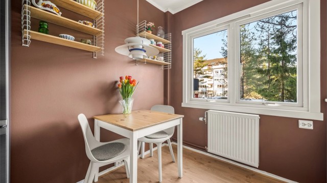 Ved vinduet er det naturlig plass for et lite spisebord.