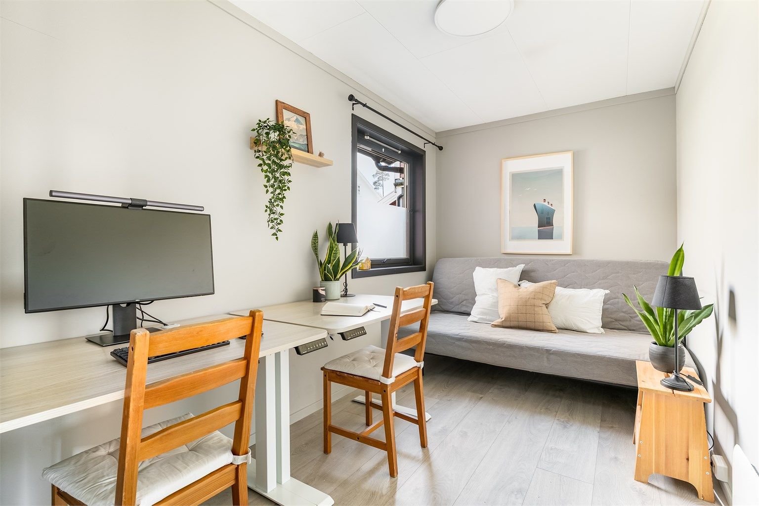 Soverom II er oppmålt til nesten 8 kvm. og benyttes i dag som kontor.