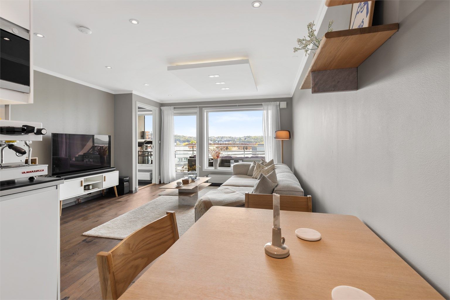 Stuen er av god størrelse med plass til sofagruppe, tilhørende salongbord og TV-seksjon. 