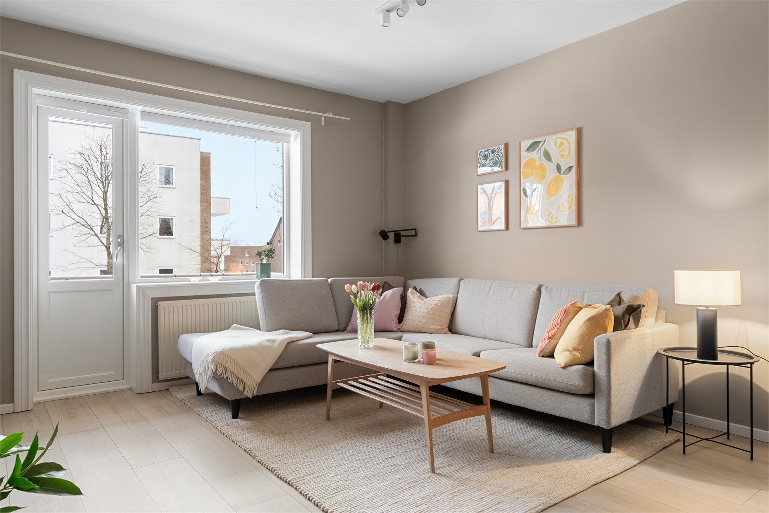 Her får du en stilfull bolig med god planløsning og en herlig balkong. 