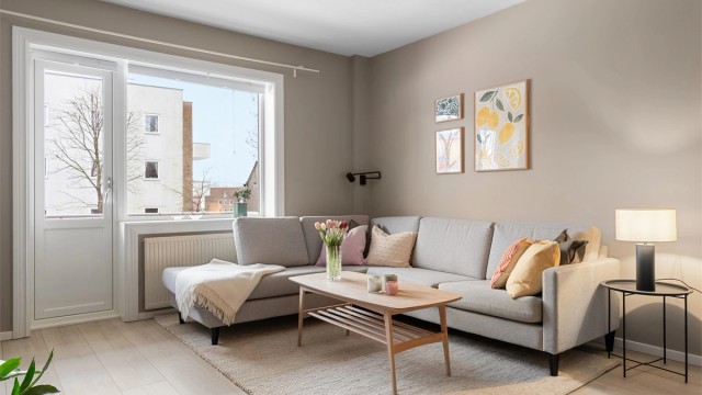 Her får du en stilfull bolig med god planløsning og en herlig balkong.