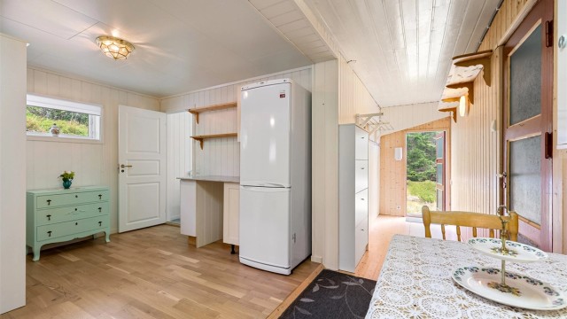 I 2014 ble hytten påbygd med ekstra soverom, mellomgang og bad. Praktisk entré med plass til yttertøy og sko