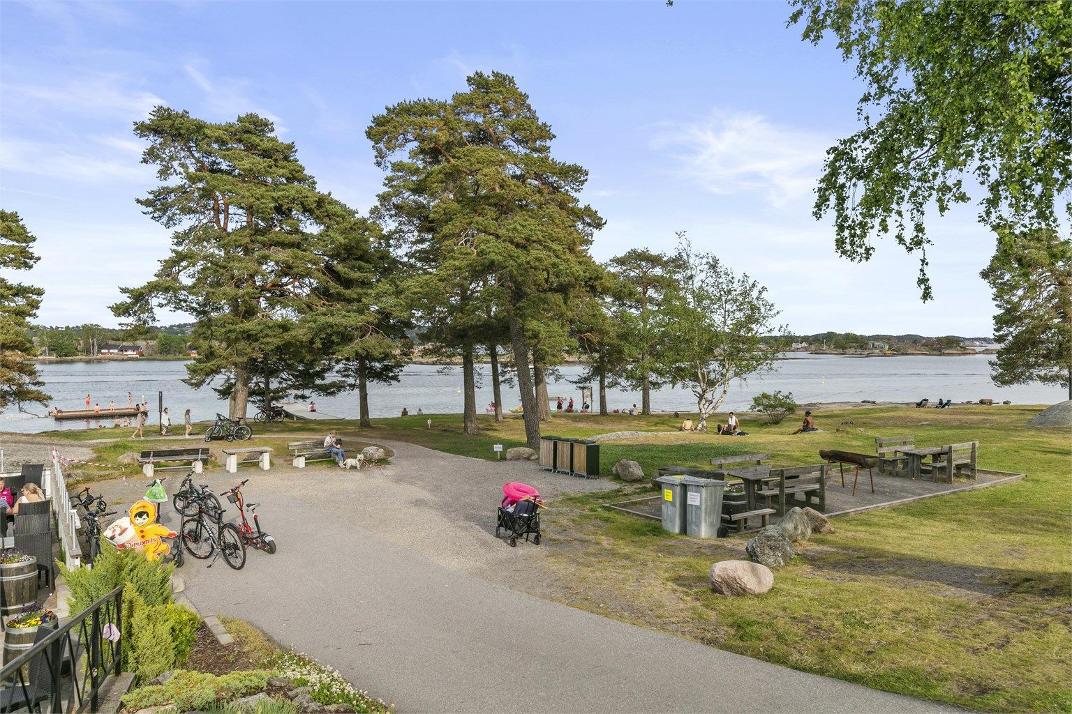 Granholmen - Her får du strandliv, bademuligheter, brygge, badstue og en hyggelig kiosk/restaurant på campingplassen. 