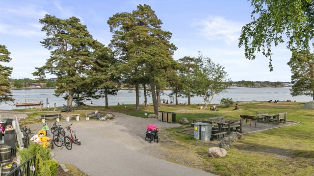 Granholmen - Her får du strandliv, bademuligheter, brygge, badstue og en hyggelig kiosk/restaurant på campingplassen.