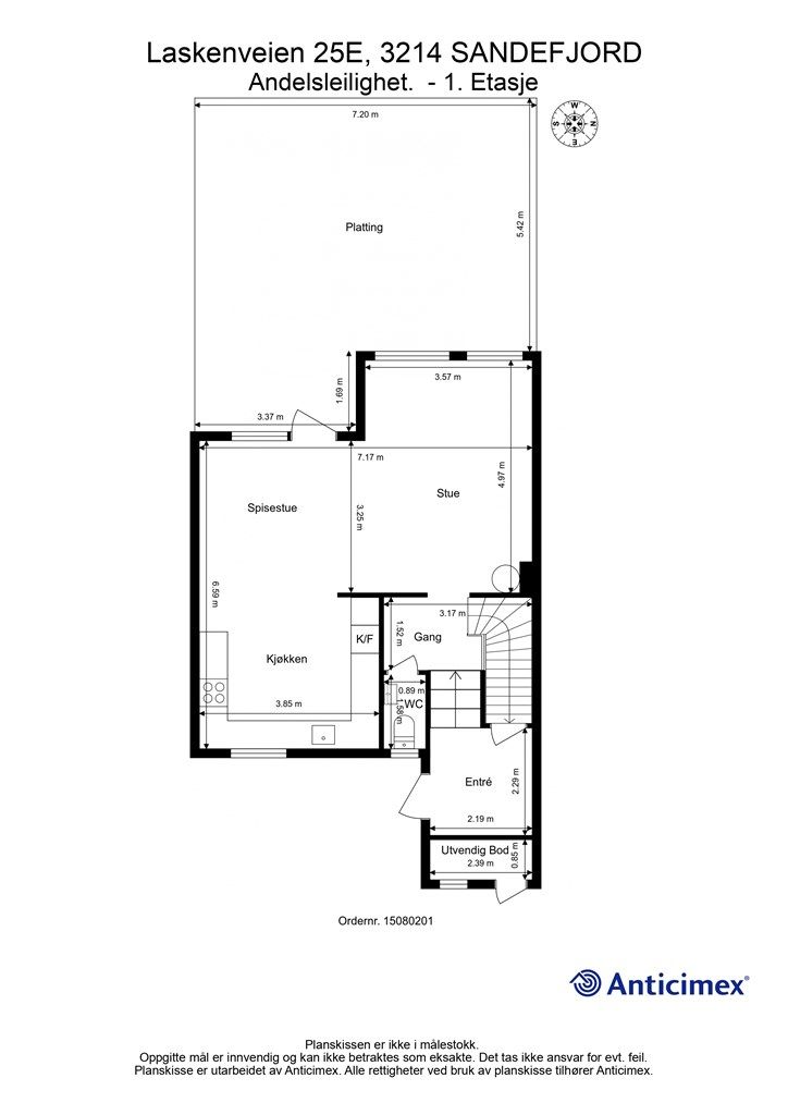 Første etasje på 56 m² rommer entré, toalettrom og en åpen sone med stue, spisestue og kjøkken.