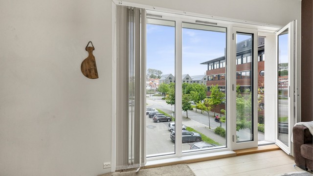 Leiligheten har store vindusflater og fransk balkong
