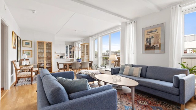 Velkommen til Bondistranda 35, presentert av Terje Tveit i Krogsveen. Topp og endeleilighet med stor og luftig stue!