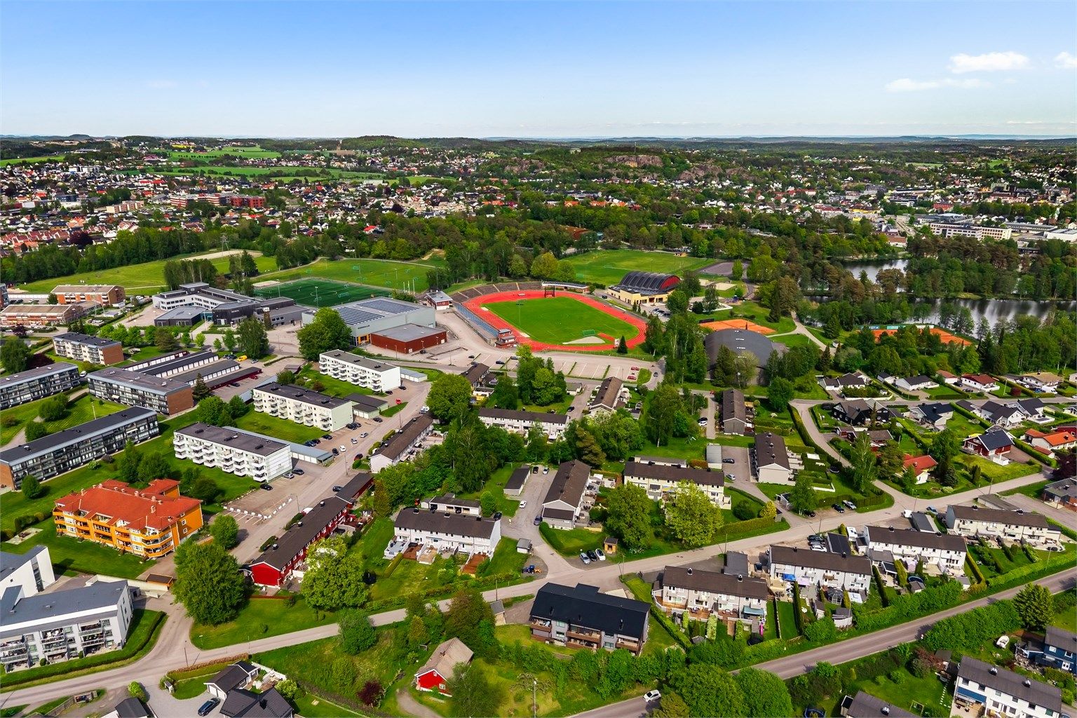 Området er kjent for sitt rolige og trygge nabolag, med gangavstand til Bugården ungdomsskole, Krokemoa barneskole og Sandefjord videregående skole.