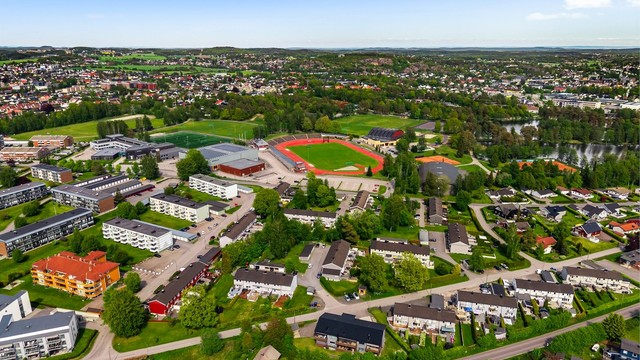Området er kjent for sitt rolige og trygge nabolag, med gangavstand til Bugården ungdomsskole, Krokemoa barneskole og Sandefjord videregående skole.
