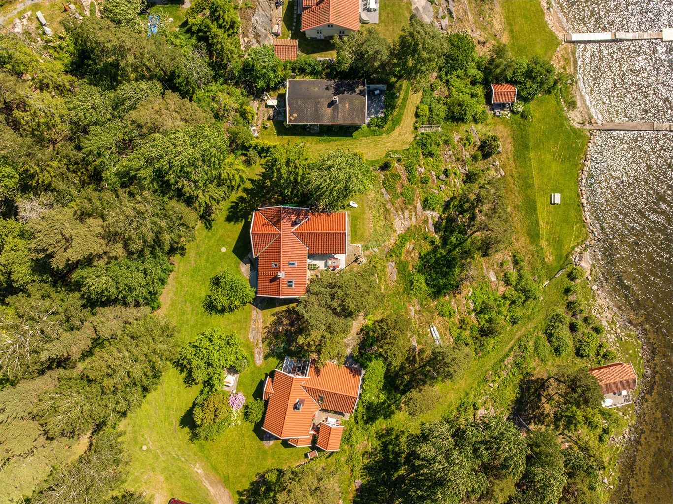 Nummer 85 utgjør den midtre blant tre av fritidseiendommene som utgjør part i realsameiet. Den fjerde ligger noe lenger nord.