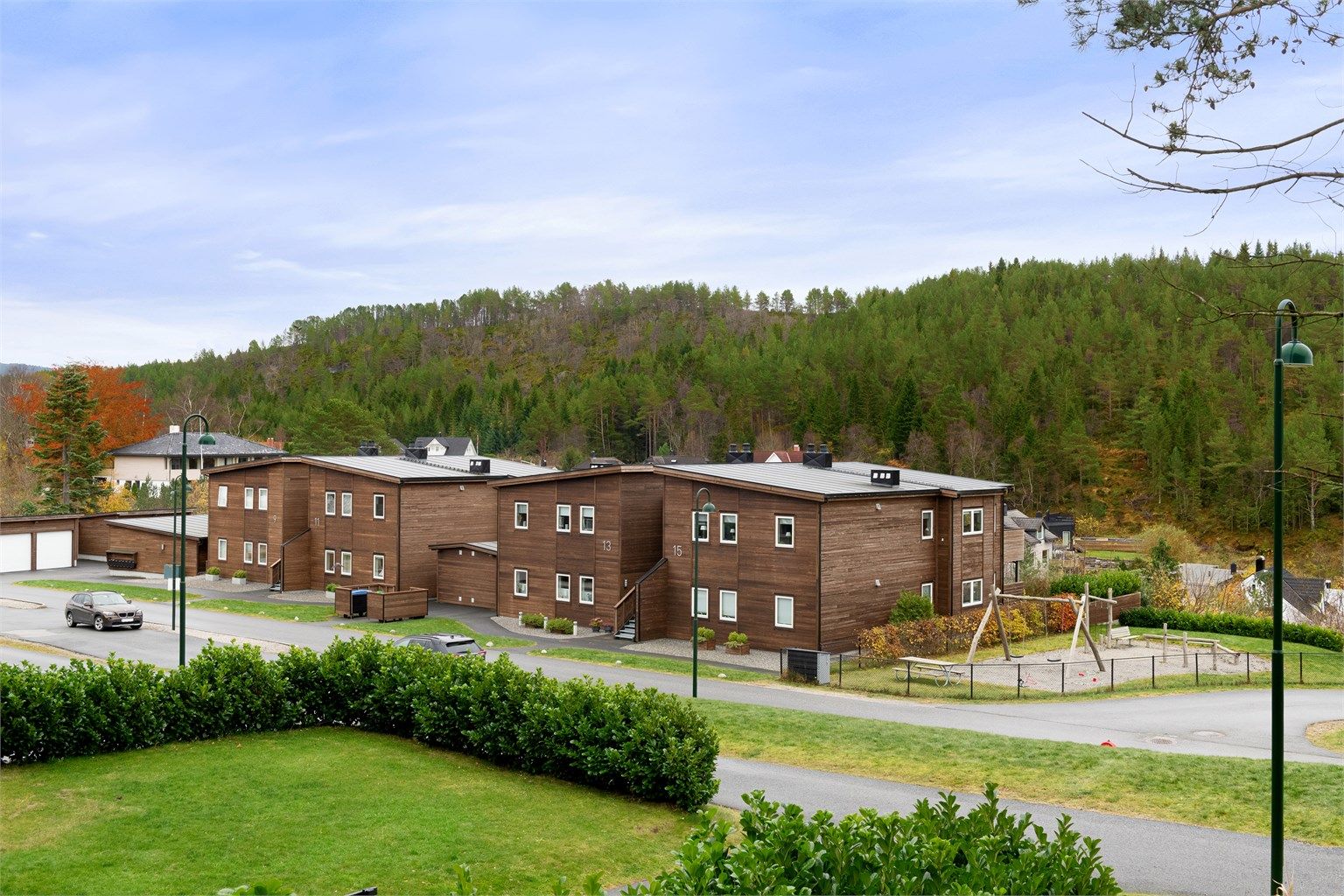 Like utenfor leiligheten har to flotte lekeplasser