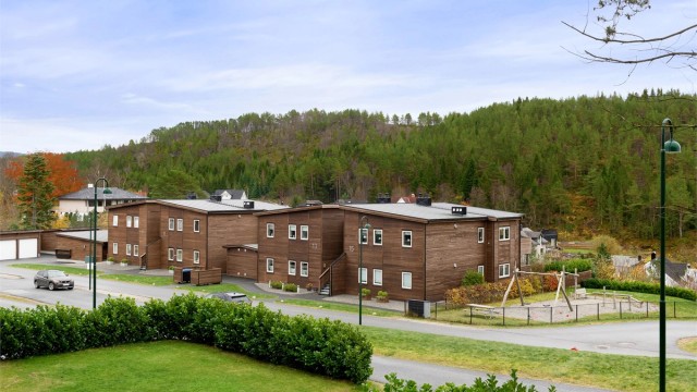 Like utenfor leiligheten har to flotte lekeplasser