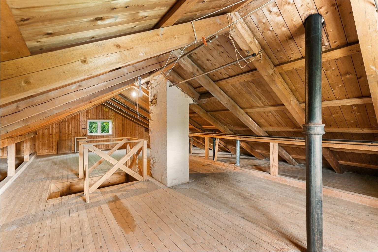Stort loft på ca. 22 kvm belagt med tregulv og adkomst via trapp. Rikelig med oppbevaringsmuligheter. Takhøyden er målt opp til 2,18 meter på det høyeste