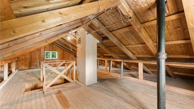 Stort loft på ca. 22 kvm belagt med tregulv og adkomst via trapp. Rikelig med oppbevaringsmuligheter. Takhøyden er målt opp til 2,18 meter på det høyeste