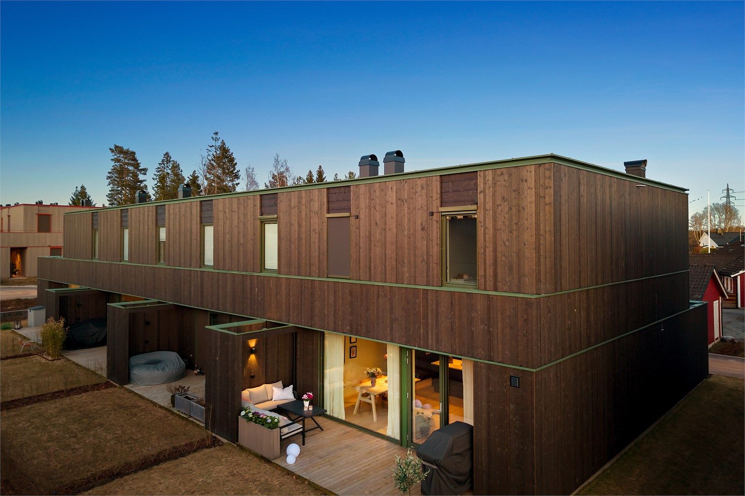 Boligen er en del av et rolig og veletablert nabolag på Finstad, med kort vei til barnehager, skoler, natur og servicetilbud. 