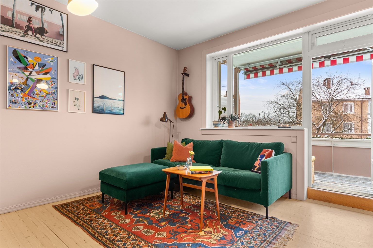 Stuen er lys og innbydende med god plass til å møblere med sofa, salongbord og TV-seksjon.