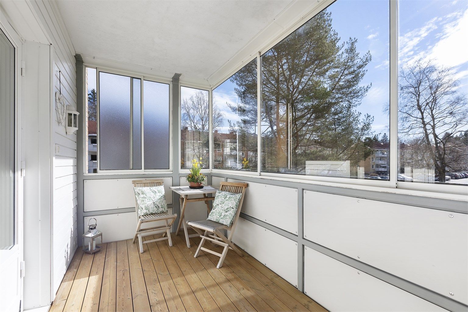 Den sørvendte balkongen på 9 m² er innglasset, noe som skaper en lun og anvendelig uteplass.