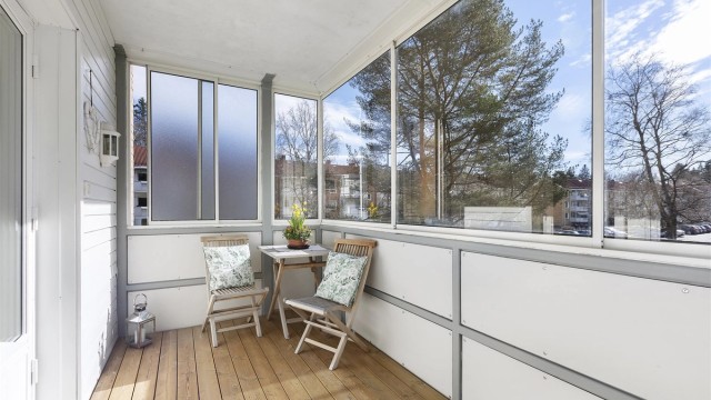 Leiligheten har sørvendt balkong på 9 m² som er innglasset, noe som skaper en lun og anvendelig uteplass.