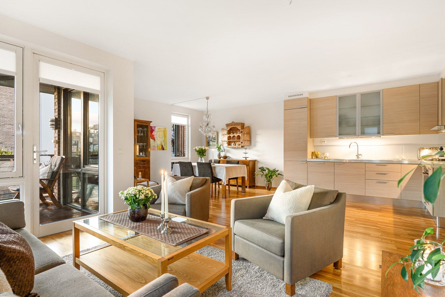 Velkommen til Kyavegen 17 - og denne stilrene og moderne 3(4)-romsleiligheten beliggende i et sentrumsnært og ettertraktet område på Persaunet!