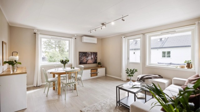 Stuen er et lyst og innbydende oppholdsrom med meget gode lysforhold og store vindusflater som gir et flott gjennomlys og en luftig atmosfære. Foto: Per O Skjellnan v/Efkt