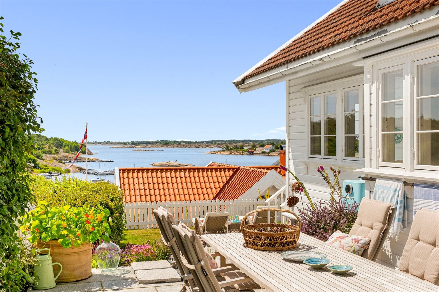 Boligen ligger høyt i sørvendt terreng, med gode solforhold rundt ytterveggene og flott utsikt til skjærgården.