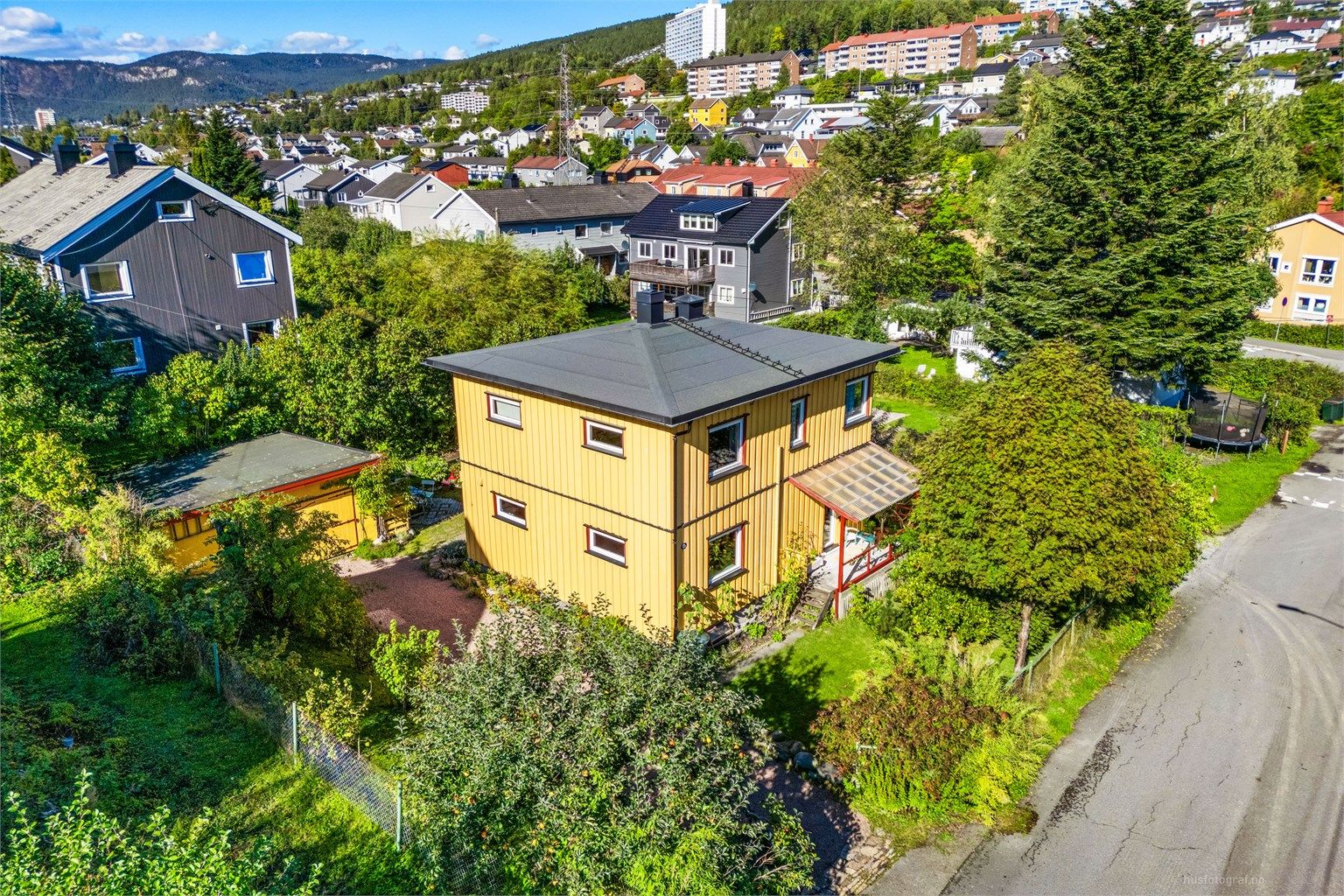 Skiftet yttertaktekke og isolert loft i ca. 2010