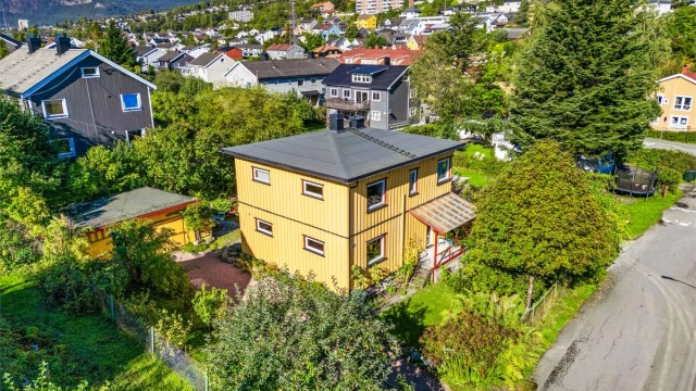 Skiftet yttertaktekke og isolert loft i ca. 2010