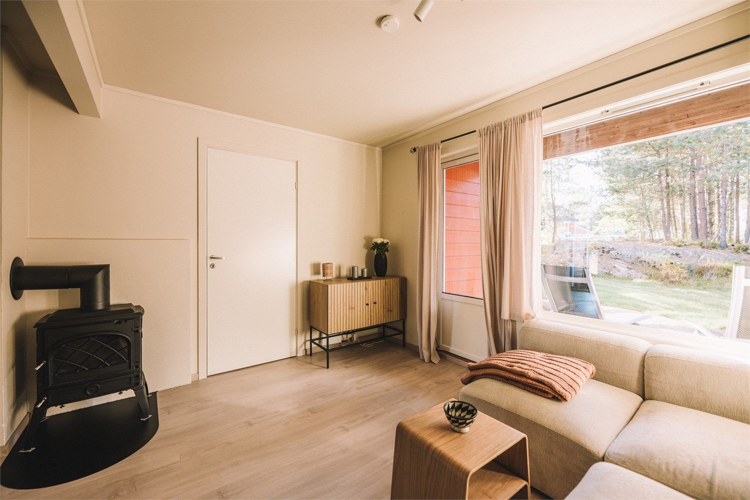 Stuen har gode vindusflater som slipper inn rikelig med naturlig lys