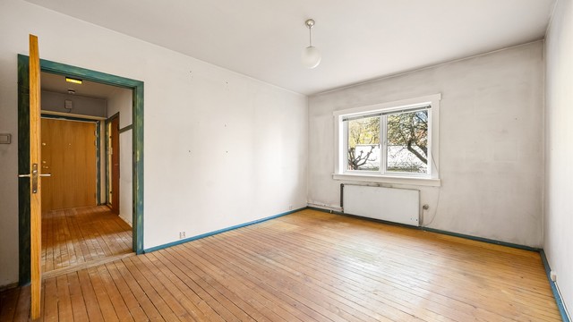 Leiligheten byr på to soverom av god størrelse som vender mot frodige omgivelser.
