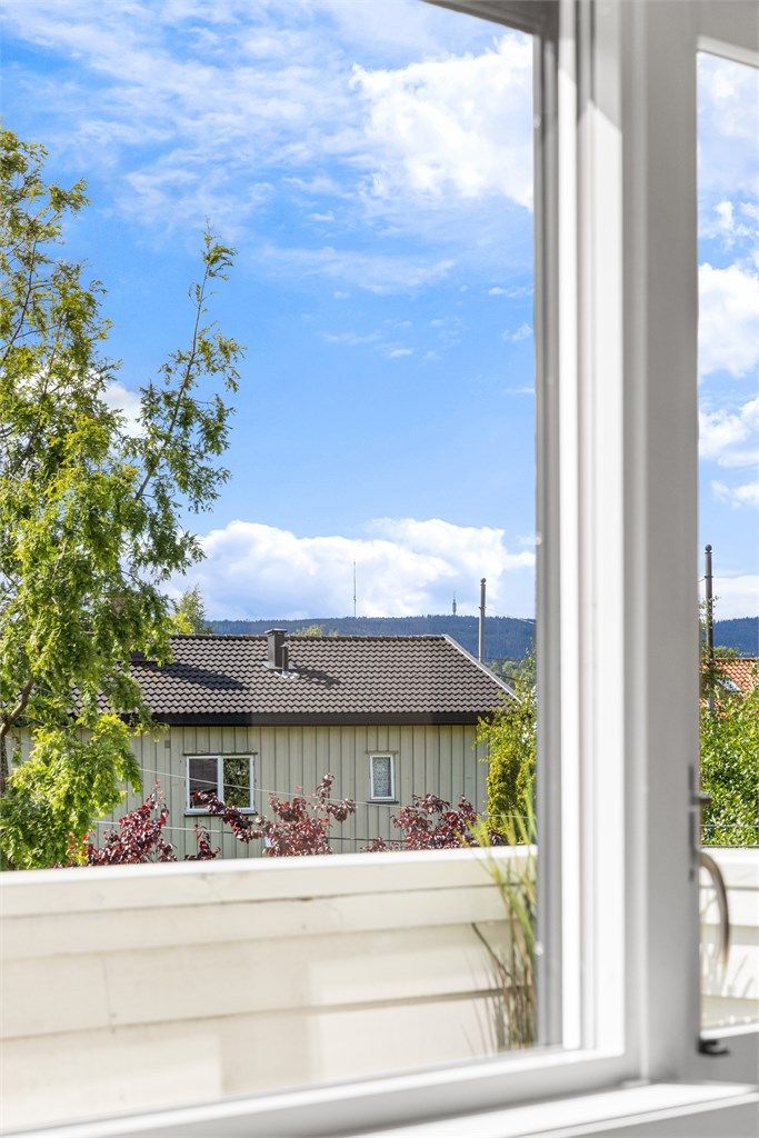 Fra sittegruppen i stuen er det fint utsyn mot Tryvann i vest