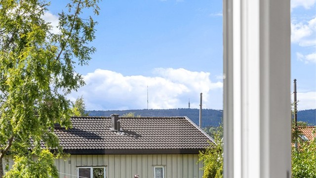 Fra sittegruppen i stuen er det fint utsyn mot Tryvann i vest