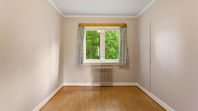 Det fjerde soverommet som fungerer utmerket som barne-/gjesterom eller kontor. Innredet med plassbygd garderobeskap