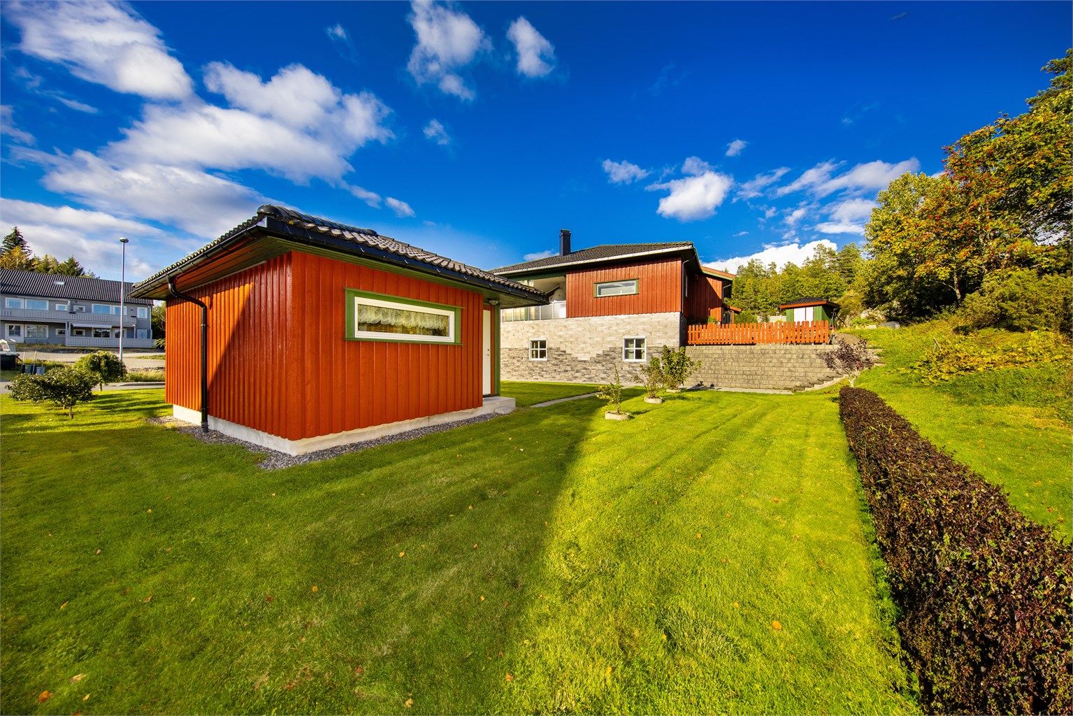 På tomten står et frittstående uthus med innredet hobbyrom og bod.