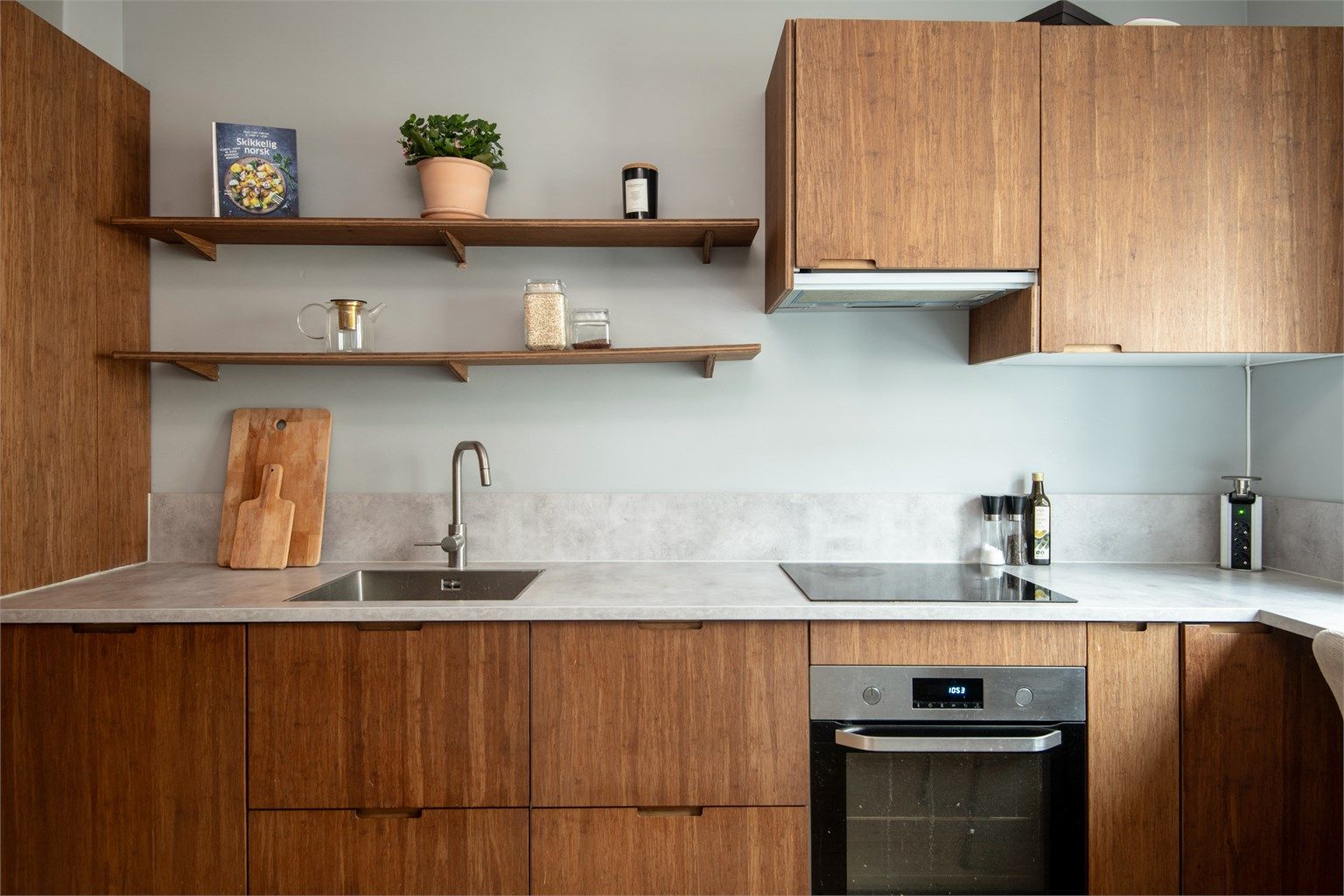 Stilrent kjøkken med gjennomført materialvalg og praktisk utforming. Kjøkkenleverandøren er Ask og Eng. 