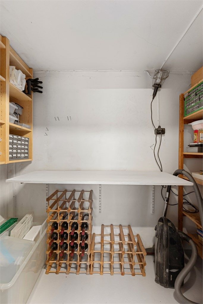 En av bodene er innredet med praktiske hyller og arbeidsbenk.