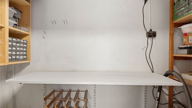 En av bodene er innredet med praktiske hyller og arbeidsbenk.