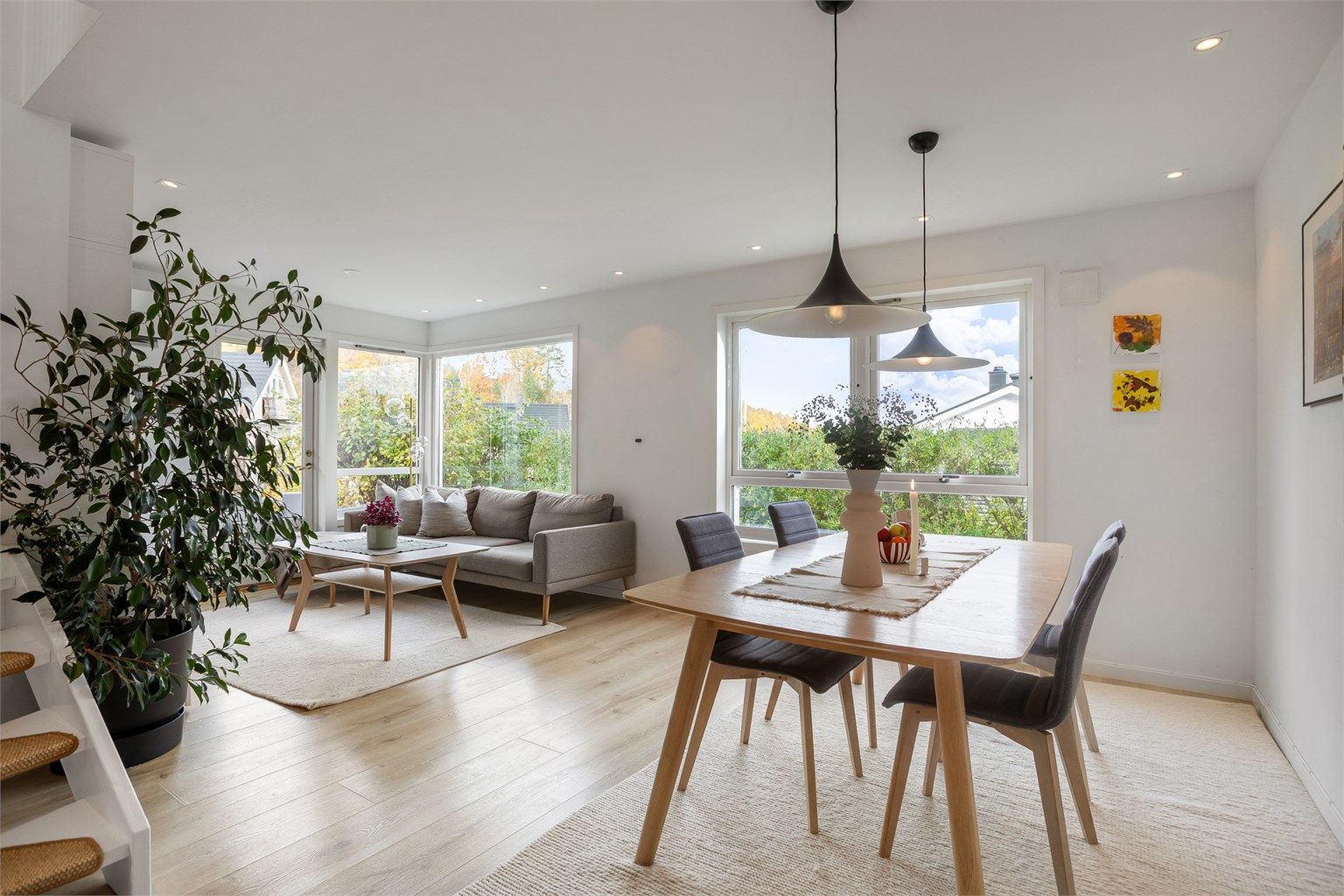 Luftig og åpen planløsning mellom stue, spisestue og kjøkken. Store vindusflater som slipper inn rikelig med naturlig lys