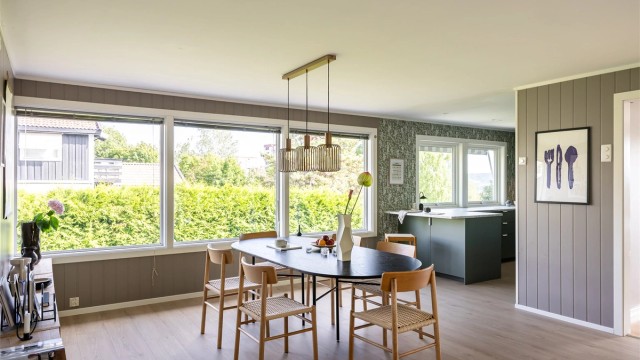 Den delvis åpne løsningen mot kjøkkenet skaper en sosial og innbydende atmosfære, samtidig som rommet naturlig kan deles inn i ulike soner.