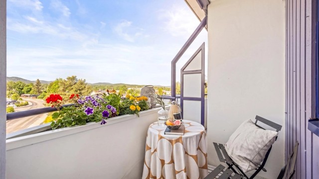 Balkongen på ca. 3 m² har plass til en sittegruppe.