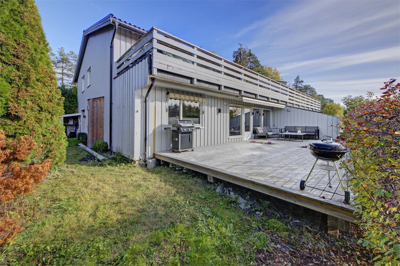 Uteområde - utgang til stor markterrasse på ca. 44 kvm med masse innredningsmuligheter - videre adkomst til gressplen