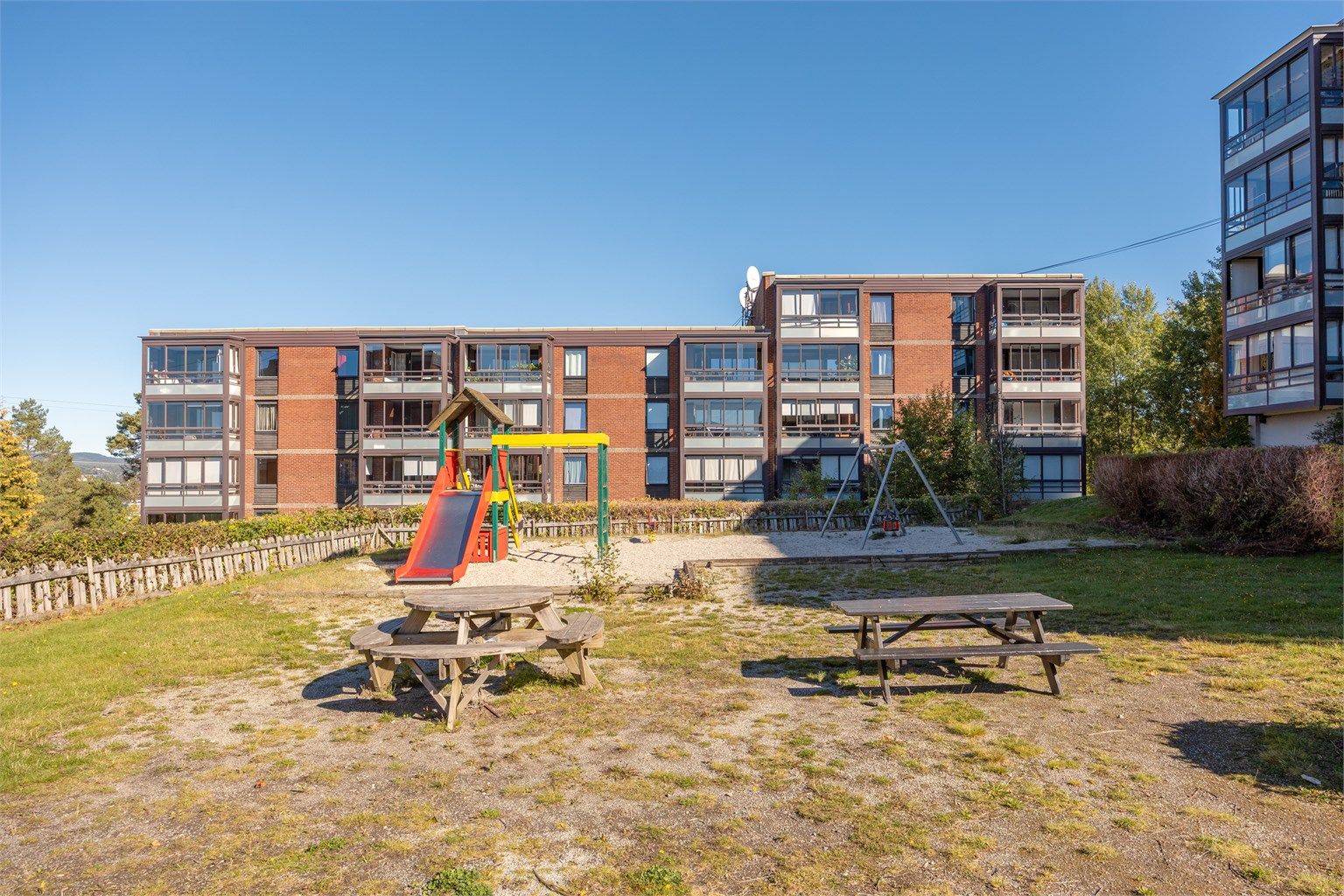 Sameie har hyggelige fellesområder med store grøntområder, sittegrupper og lekeplass for de minste beboerne