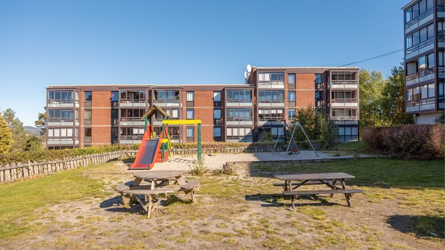 Sameie har hyggelige fellesområder med store grøntområder, sittegrupper og lekeplass for de minste beboerne